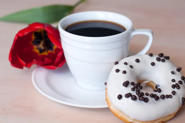 Beyaz bardakta kahve.