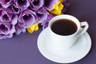 fincan kahve ve bir demet Lale