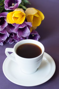 fincan kahve ve bir demet Lale