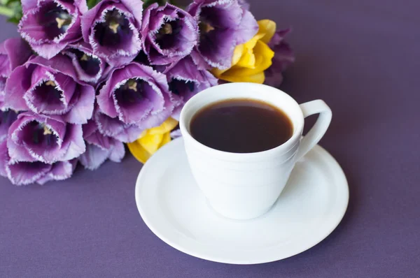 Xícara de café e um buquê de tulipas — Fotografia de Stock