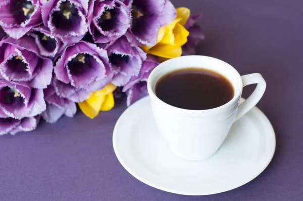 Xícara de café e um buquê de tulipas — Fotografia de Stock