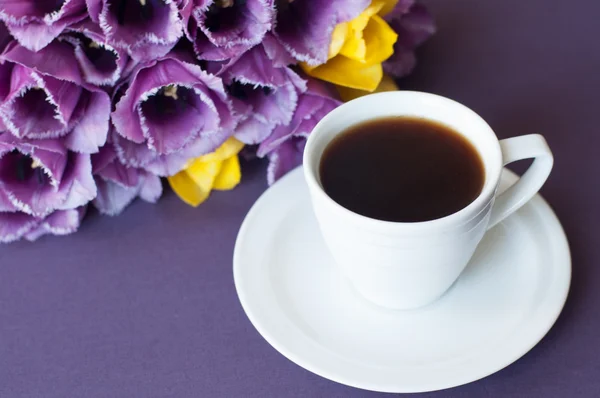 fincan kahve ve bir demet Lale