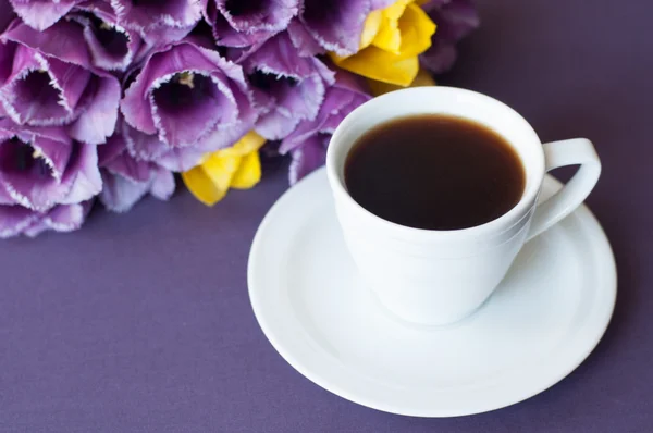 fincan kahve ve bir demet Lale