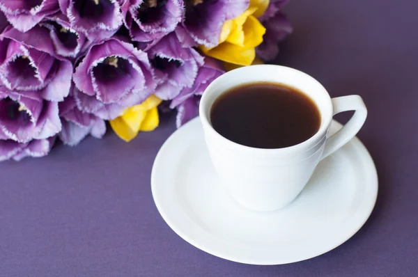 Xícara de café e um buquê de tulipas — Fotografia de Stock