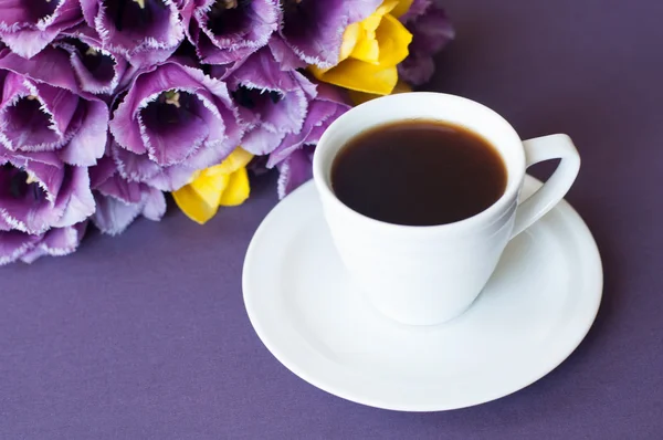 Чашка кофе и букет тюльпанов — стоковое фото