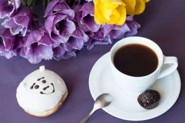 Romantik Menekşe Lale ve lezzetli yemekler