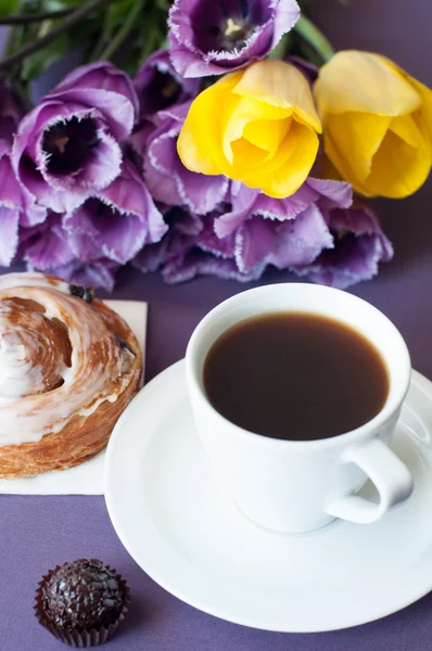 Romantik Menekşe Lale ve lezzetli yemekler