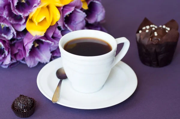 Xícara de café e tulipas roxas — Fotografia de Stock