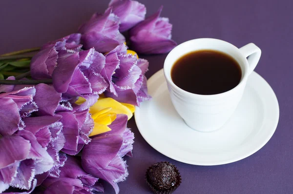 Xícara de café e tulipas roxas — Fotografia de Stock