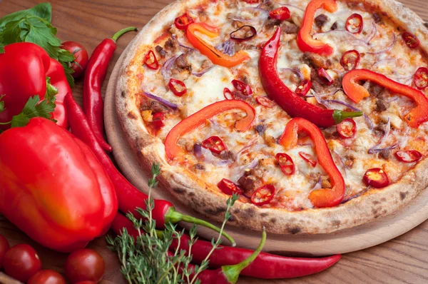 ,   . Pizza, grönsaker. Italiensk mat, margarita pizza, välsmakande pizza, — Stockfoto