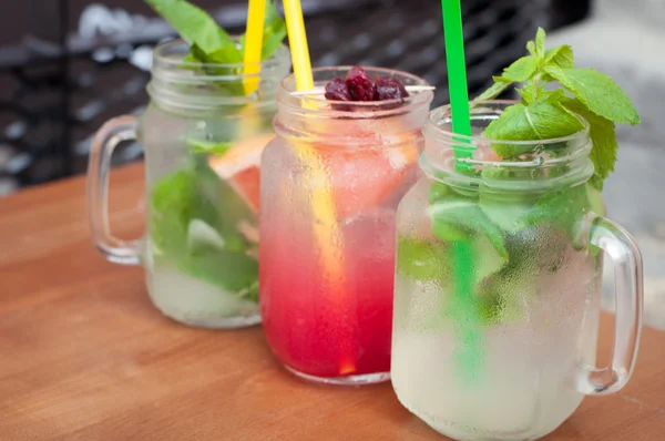 Groen, café, mooie, zomer, zoet, koude, smakelijk, verfrissing, dranken, cocktail, verfrissende, zomer, aquarel, berry, Terras, grapefruit, kruik, limonade, loft, koelen, citroenen — Stockfoto