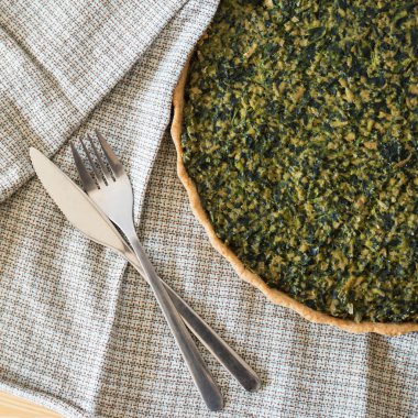 Ev yapımı shortcrust pasta quiche tofu ve ıspanak ile
