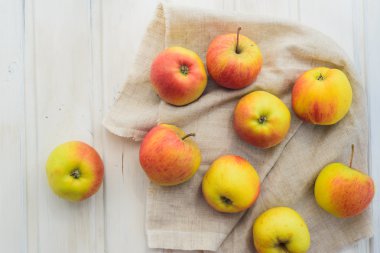 elma gri ahşap arka plan üzerinde beyaz bir bez üzerinde