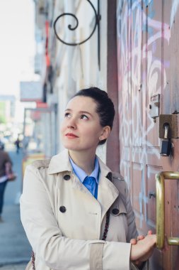 Biz Bayan çalışma kavramı, zarif bej bir palto kadında sonra