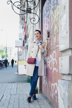 bej bir palto zarif kadın