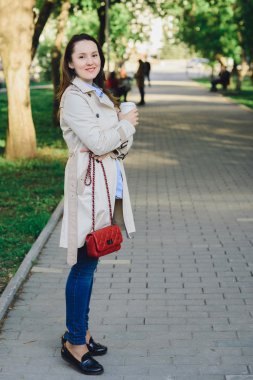 genç iş kadını bir parkta bir mutluluk açık havada içecek konsepti