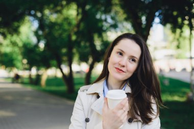 bir mutluluk açık havada içecek konsepti, genç iş kadını