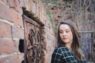 engel kavramı, kız kilitli kapı açmayı düşünüyor