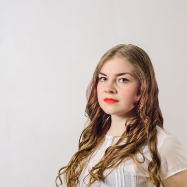 Güzel kız, sağlıklı uzun kıvırcık saç