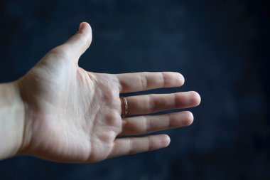 siyah bir arka plan üzerinde el