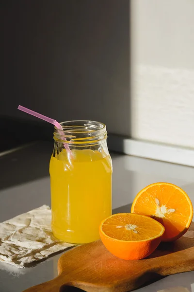 Jugo de naranja sobre la mesa —  Fotos de Stock