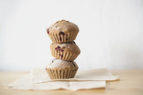 Zelfgemaakte muffins op witte achtergrond — Stockfoto