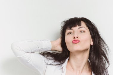 Beyaz gömlek beyaz arka plan üzerinde poz kadında güzel genç model