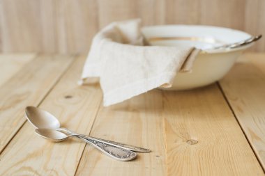 kabın içinde keten kumaş iki yemek kaşığı bir arka plan üzerinde