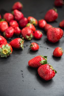 güzel dağılmış bir yan, taze çilek hasat ile görüş açısı