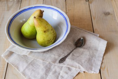 kase boşaltmak ahşap zemin üzerine iki armut