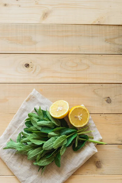 Ингредиенты для домашнего лимонада в деревянном интерьере — стоковое фото