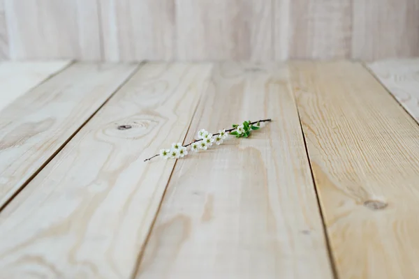 Vista angular sobre fondo de madera rama floreciente spirea — Foto de Stock