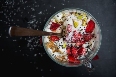 Dondurmalı çilek bir fincan