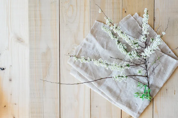 Ovanifrån på trä bakgrund blommande gren spirea — Stockfoto