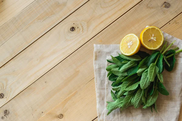 Ингредиенты для домашнего лимонада в деревянном интерьере — стоковое фото