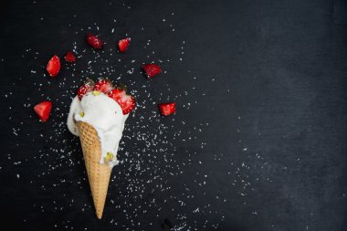 Dondurmalı çilek ve fıstık fındık