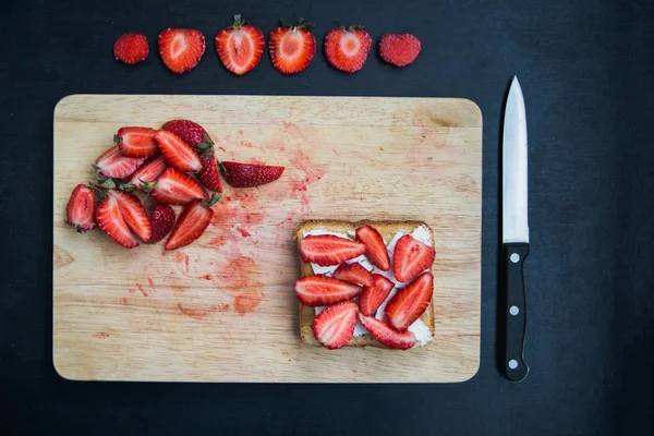 Toast mit Feta und Erdbeere — Stockfoto