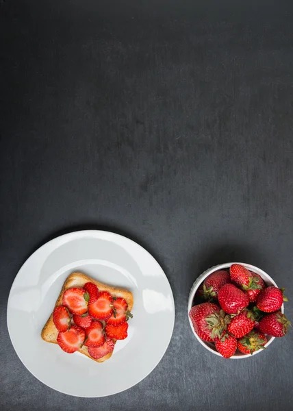 Toast mit Feta und Erdbeeren — Stockfoto