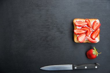 beyaz peynir ve çilek ile tost