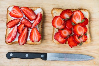 Üstten Görünüm tost beyaz peynir ve çilek ile