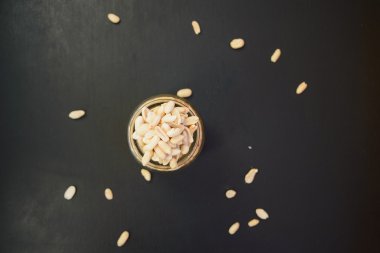 dağınık fıstık ve cam