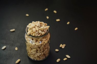 dağınık fıstık ve cam