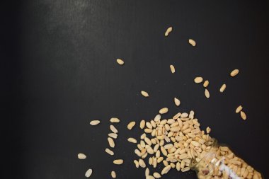 dağınık fıstık ve cam