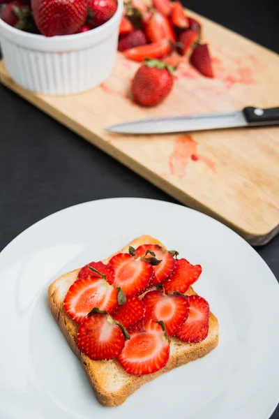 Toast mit Feta und frischen Erdbeeren — Stockfoto