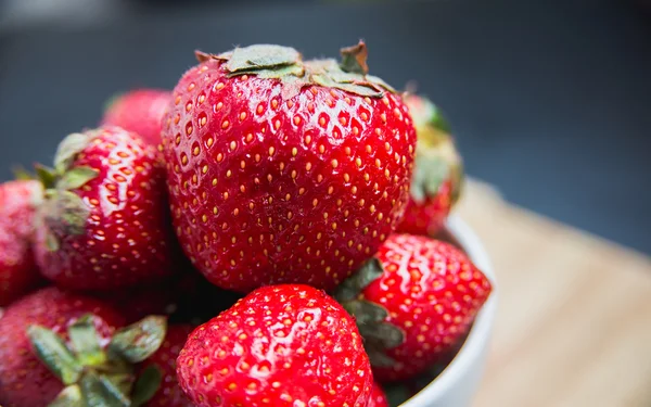 Fresas en plato blanco — Foto de Stock