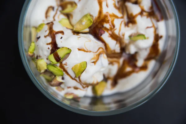 Ice cream with pistachios in a mug, top view — Stock Photo, Image