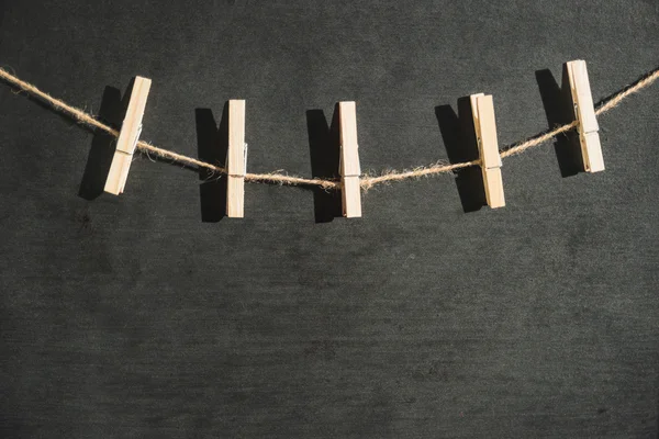 Pinzas de ropa de madera en una cuerda — Foto de Stock