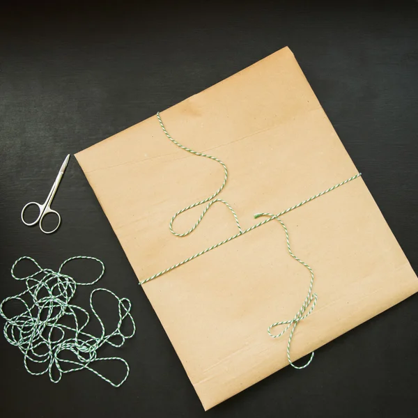 Geschenkverpackung in Kraft — Stockfoto