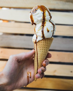 Elele tutuşarak dondurma.