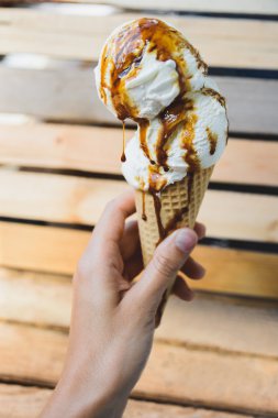 Elele tutuşarak dondurma.